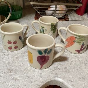 A set of 4 decorative coffee/tea mugs